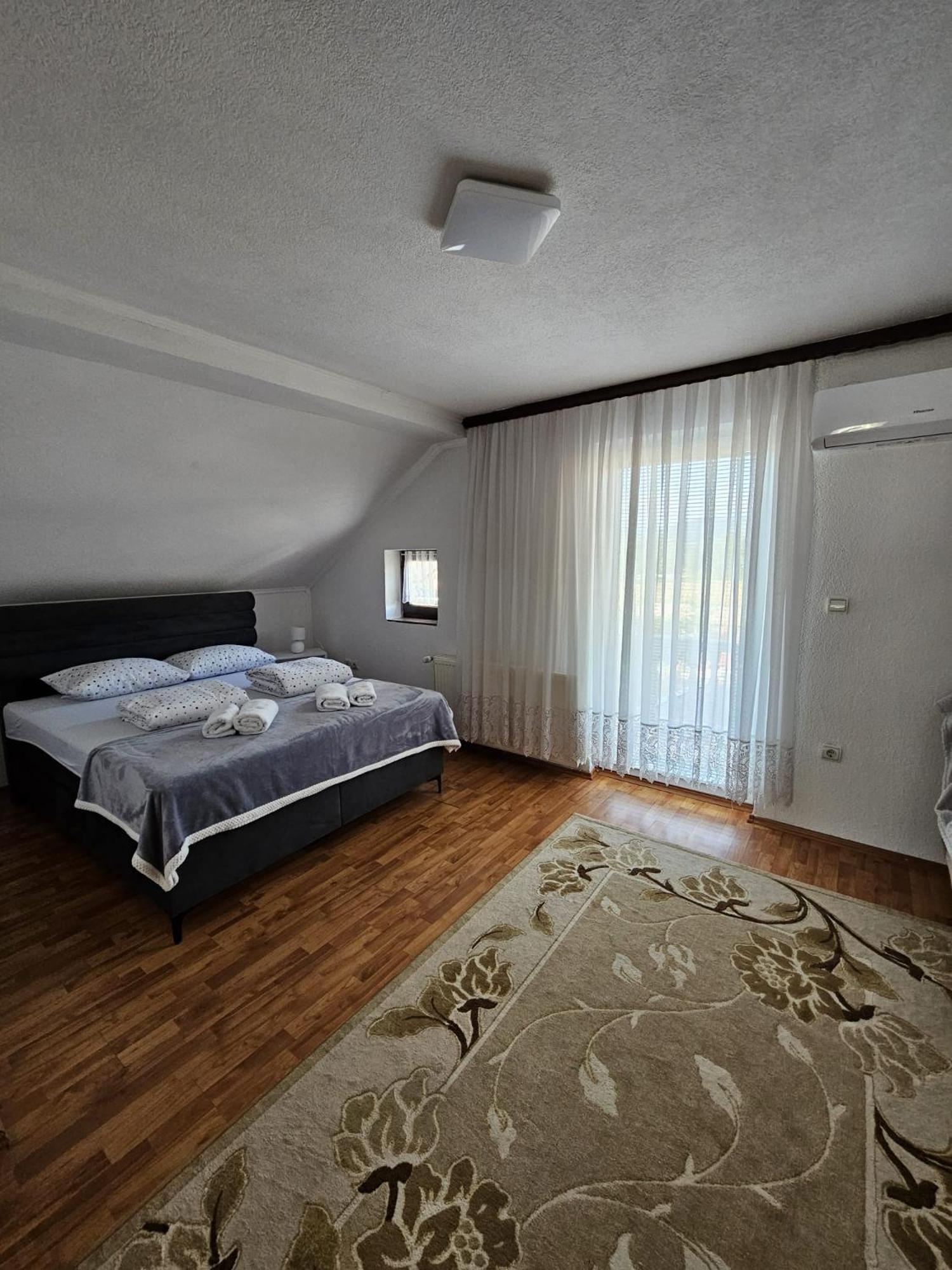 Holiday Home Peaceful Retreat Visoko Bagian luar foto
